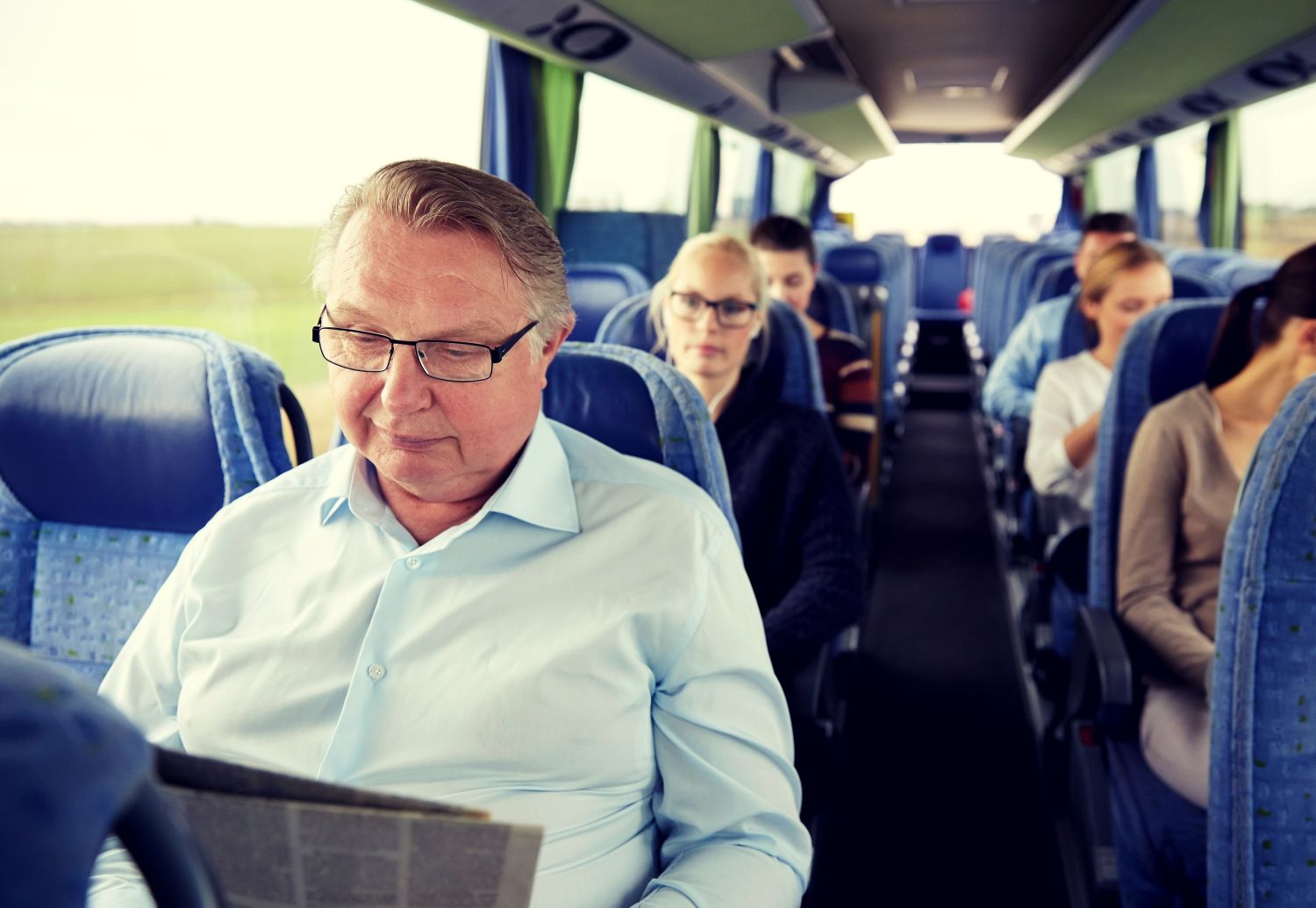 Bus 28-osobowy czy autokar 50-miejscowy – co wybrać dla swojej grupy?